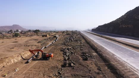 Toma-Aérea-Delantera-De-Una-Construcción-De-Tubería-En-Curso-Al-Lado-De-La-Carretera