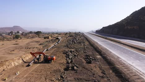 disparo aéreo hacia adelante de una construcción de tubería en curso al lado de la carretera