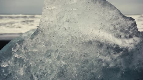 Playa-De-Diamantes-En-El-Sur-De-Islandia-Filmada-Con-Diferentes-ángulos-Y-Movimientos-Cinematográficos-En-4k