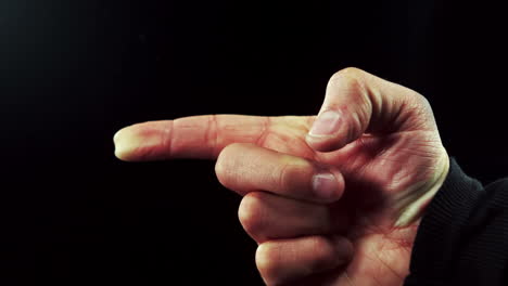 la mano tirando de una banda elástica