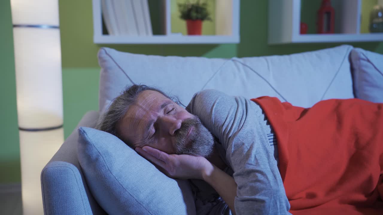 problema de insomnio. hombre cansado perturbado por sus pensamientos tratando de dormir en la cama.