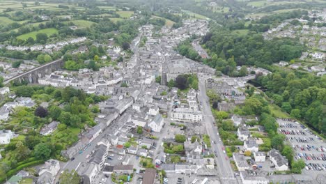 Toma-Aérea-De-La-Ciudad-Comercial-De-Tavistock,-Destacando-Su-Arquitectura-Histórica-Y-El-Campo-Circundante,-Devon,-Reino-Unido.