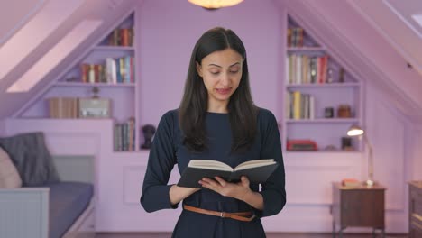 chica india cansada leyendo un libro