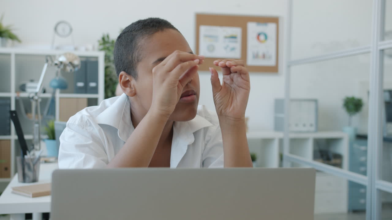 Woman experiencing eyestrain at work