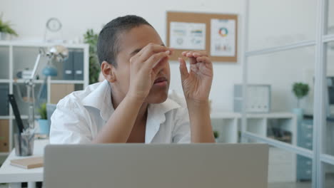 woman experiencing eyestrain at work