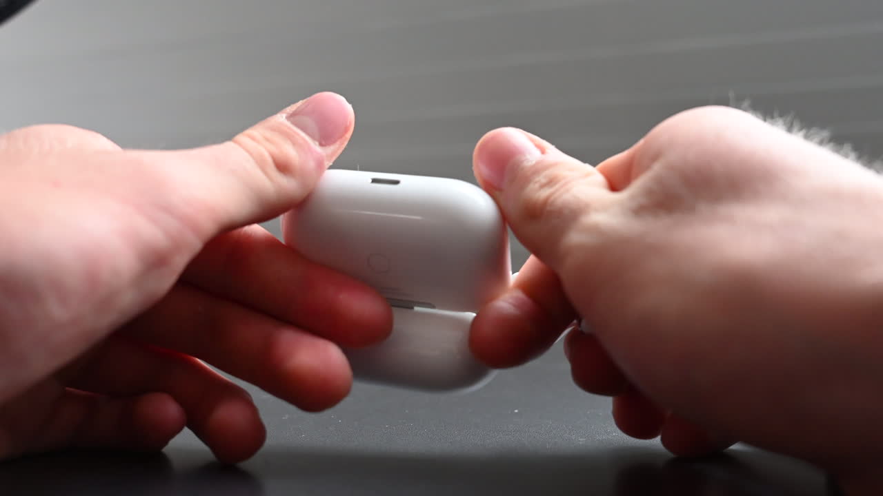 음악, 도파민 공급원 및 엔터테인먼트를 들을 수 있는 이어폰이 들어 있는 작은 흰색 상자를 손에 든 어린 홀스