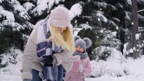 Video-Von-Mutter-Und-Zwei-Kindern-Bei-Einer-Schneeballschlacht