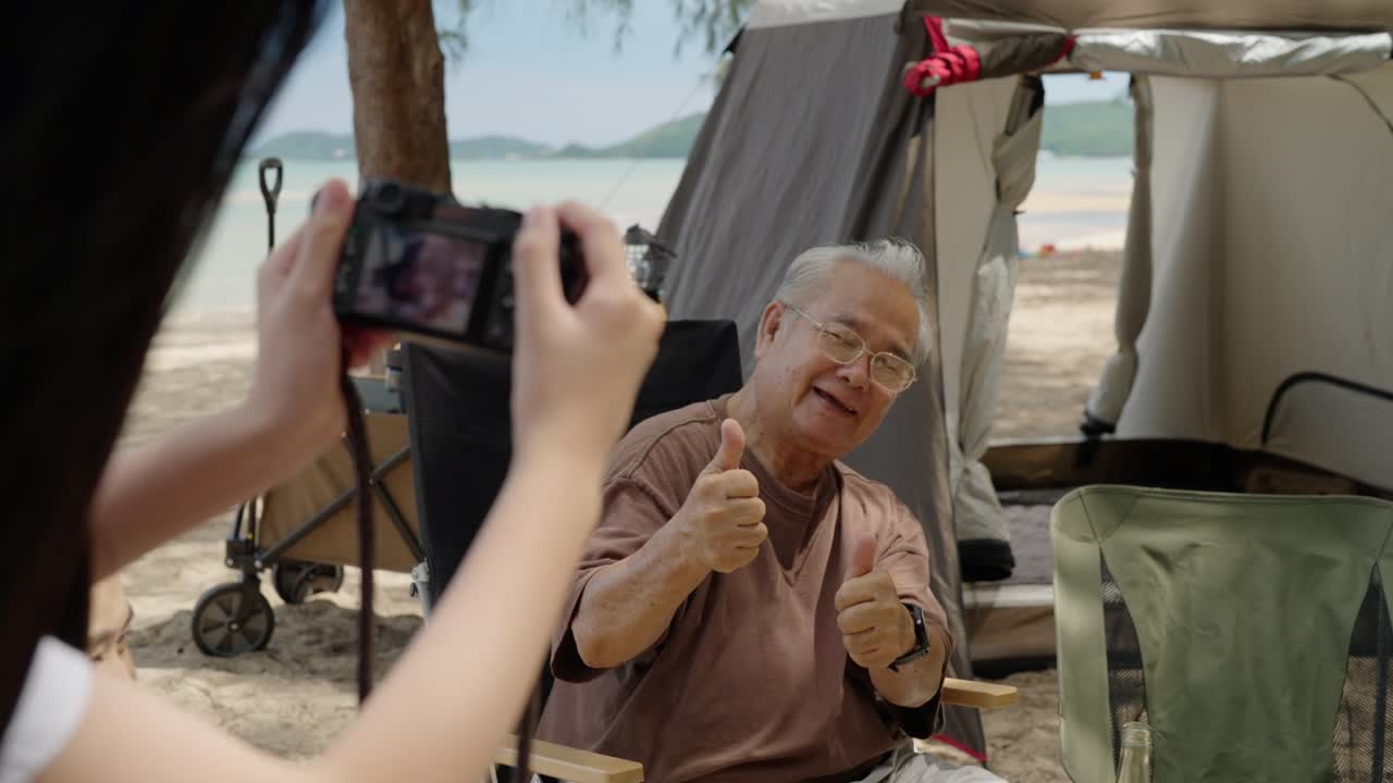 가족 여행 휴가 캠핑 아시아 가족 행복한 함께 활동, 가족과 함께 시간을 보내고 여름 휴가 여행 해변에서 캠핑 최고의 휴가 시간 중간 가족.