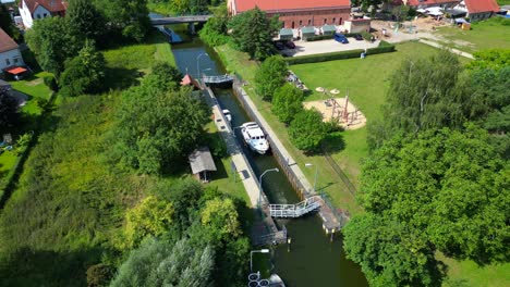la esclusa de la esclusa del canal utilizada por los barcos en un soleado día de verano en alemania himmelpfort campo de brandeburgo