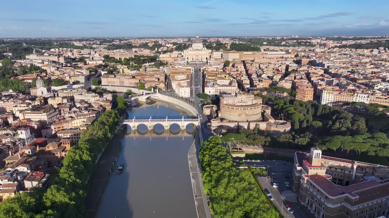 Skyline del Vaticano a Roma, in Italia. Basilica di San Pietro, vista dall'alto. Chiesa cattolica. Skyline del Vaticano a Roma, in Italia. Scena di Castel Sant'Angelo. Paesaggio della Città del Vaticano. Skyline di Roma