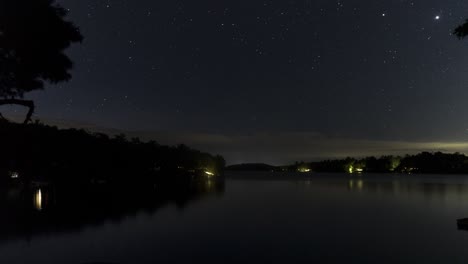 Timelapse-De-Noche-Estrellada-Sobre-Un-Lago-Sereno-Con-Costa-Recortada