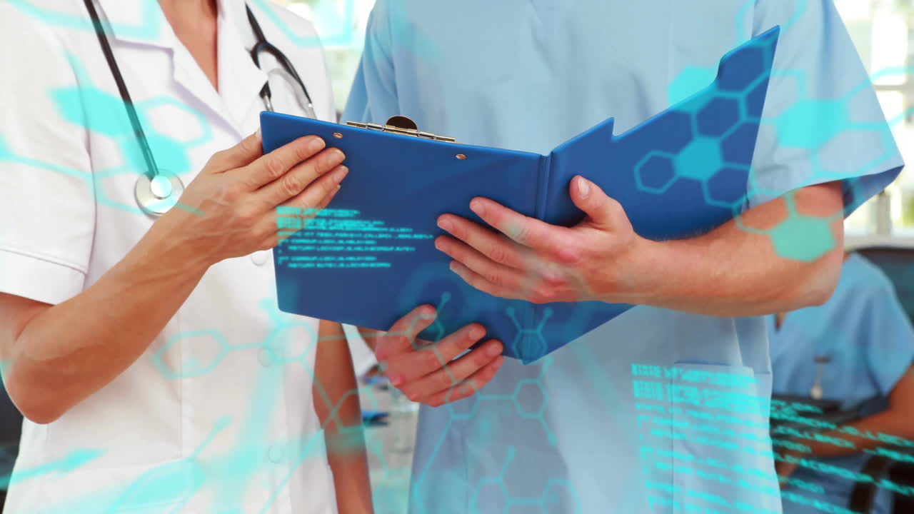 animación del procesamiento de datos sobre diversos médicos hablando