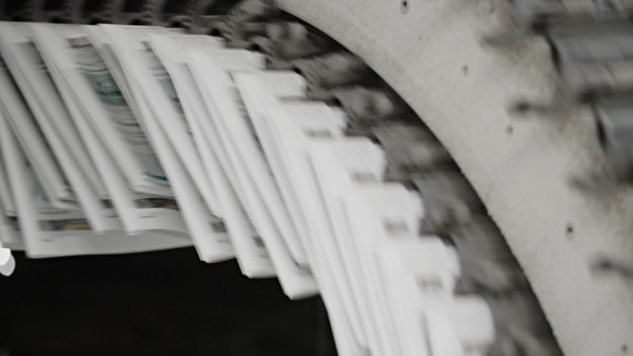 завтрашние газеты перемещаются по фабрике на конвейерных лентах