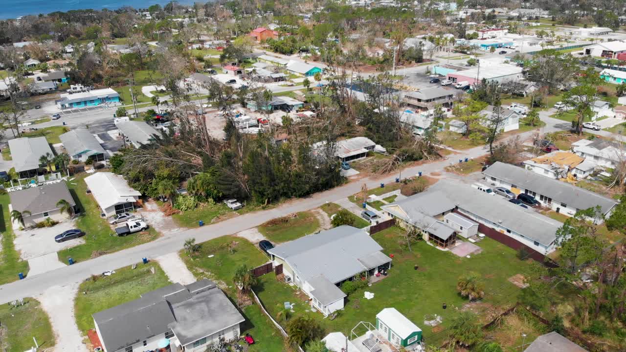video de dron de 4k de árboles dañados por el huracán en englewood, florida - 16
