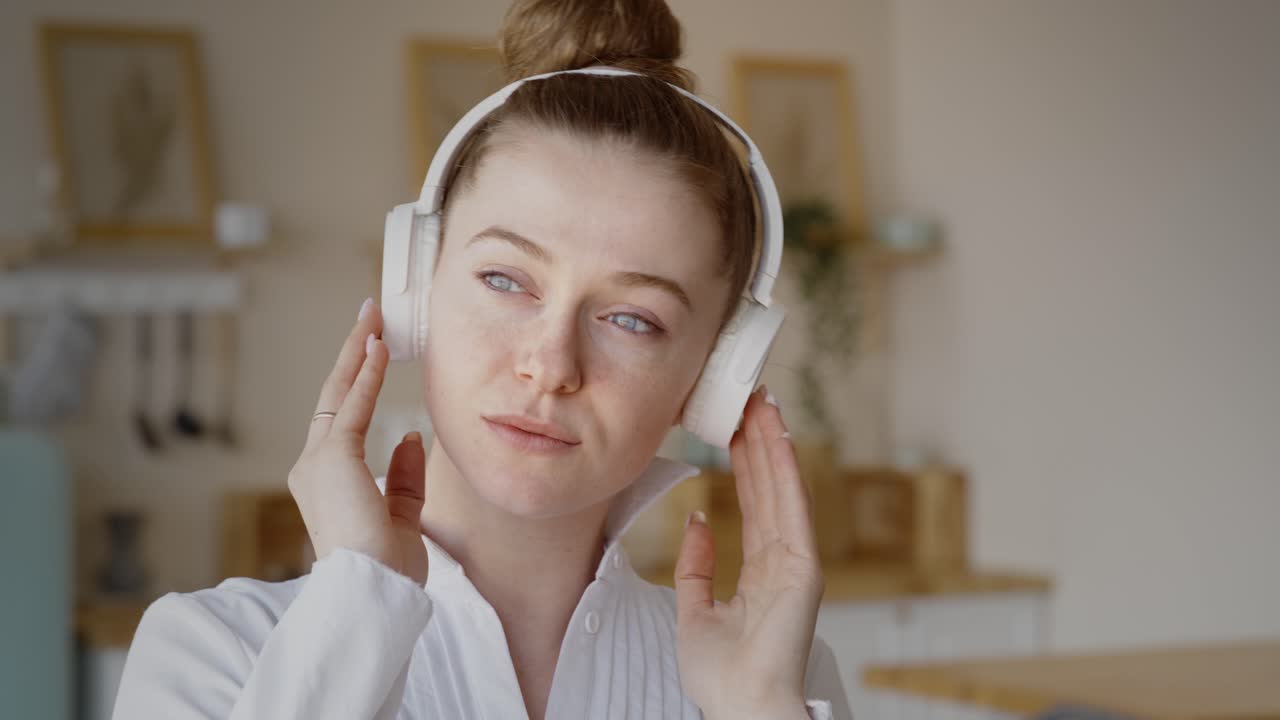 mujer escuchando música con auriculares