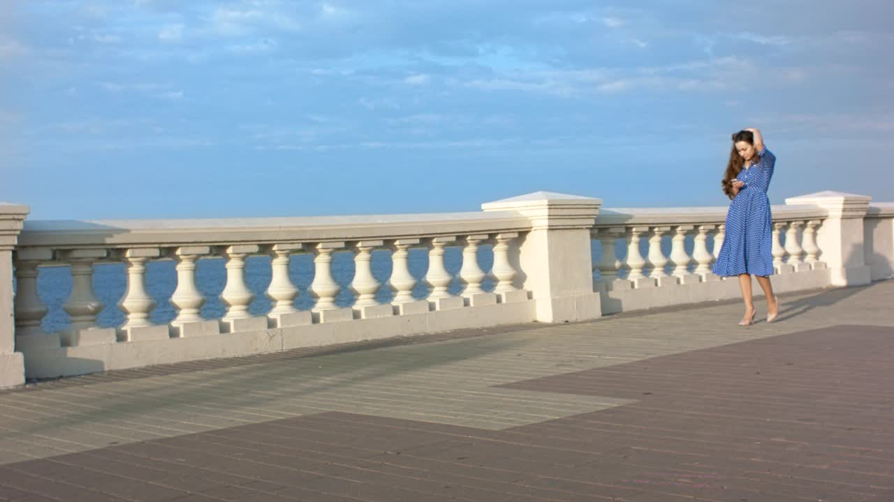 прекрасная молодая женщина ходит и использует сотовый телефон