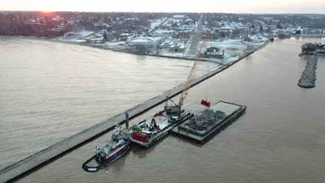 Baggerarbeiten-Im-Hafen-Von-Kewaunee-Am-Lake-Michigan,-Kewaunee,-Wisconsin-6