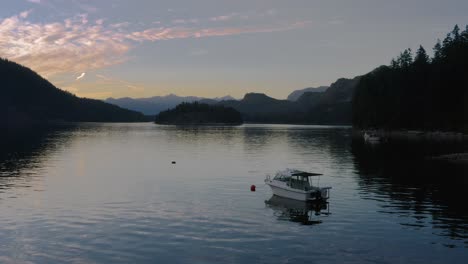 Boot-Vertäut-über-Dem-Sechelt-Inlet-An-Der-Sunshine-Coast-In-Der-Nähe-Von-Egmont,-Quebec-Bei-Sonnenuntergang-–-Kamerafahrt