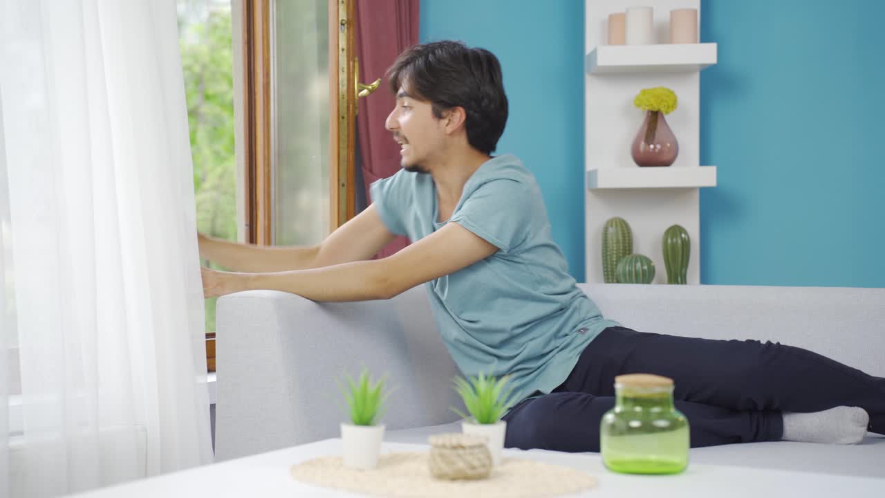 창문에서 도움을 요청하는 남자.