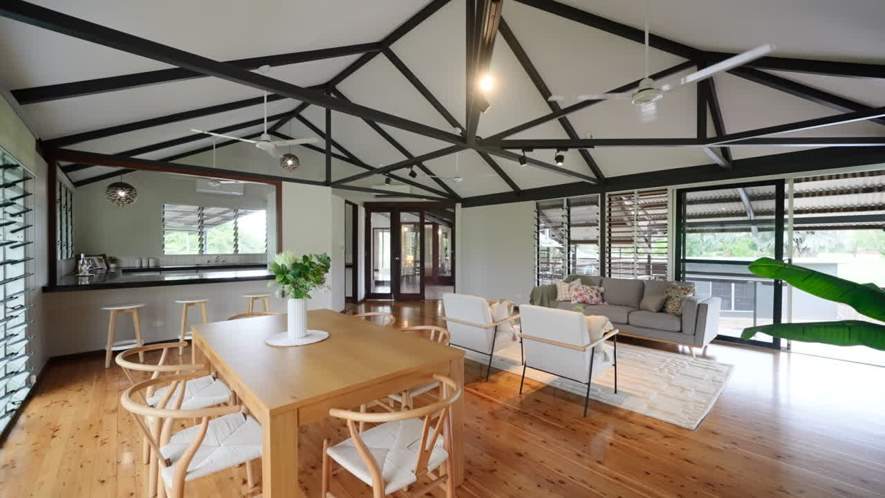 estilo casa en el árbol lujo abierto planificado sala de estar comedor y cocina con techos espaciosos