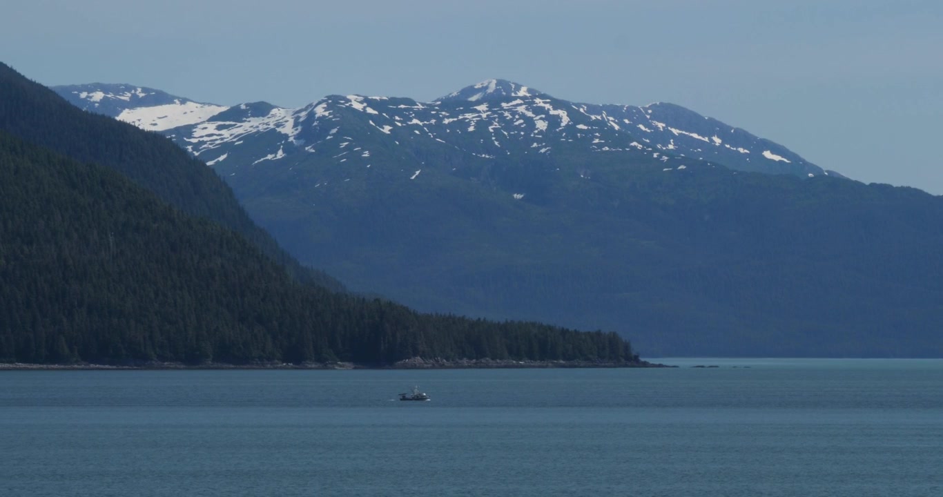 Bellissimo paesaggio con montagne innevate intorno a Juneau, Alaska, in estate