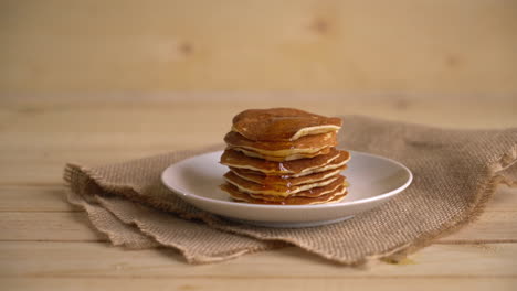 Pfannkuchenstapel-Auf-Weißer-Platte