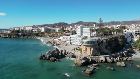 Nerja-Balcon-De-Europa-Und-Strände-In-Malaga,-Costa-Del-Sol,-Andalusien,-Spanien---Luft-4k-Kreisen