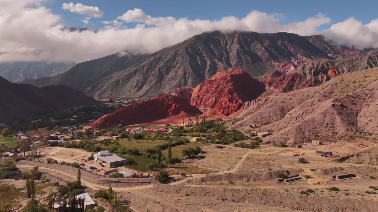 paisaje del turístico cerro siete colores en purmamarca provincia de jujuy, argentina