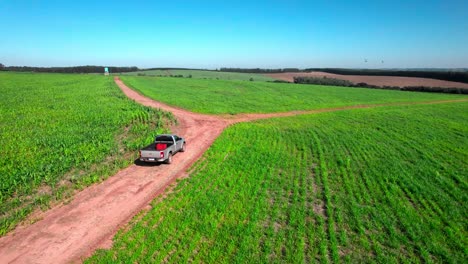 camión blanco en la pista de tierra del campo