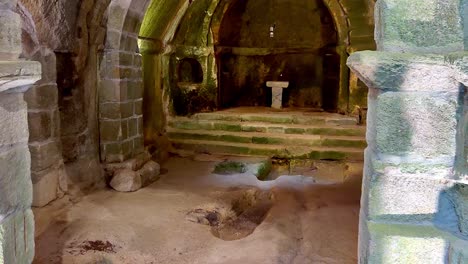 catacumbas con capilla y tumbas bajo la montaña en san pedro de rocas españa