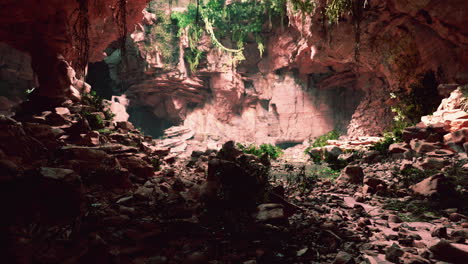 Große-Märchenhafte-Felshöhle-Mit-Grünen-Pflanzen