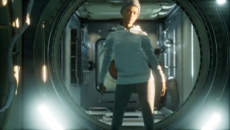 mujer astronauta en una nave espacial futurista