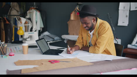 diseñador de moda en el trabajo
