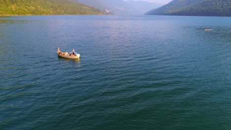turistas pescando en un barco en el río 4k
