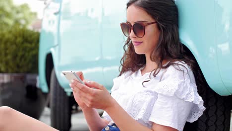 chica usando un teléfono móvil en la ciudad