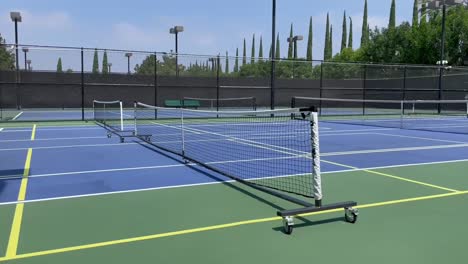 Canchas-De-Pickleball-Y-Tenis-Vacías-Para-Deportes-Al-Aire-Libre-Y-Recreación