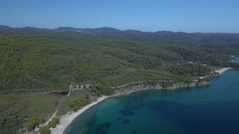 Cinemático-Girando-Un-Clip-De-Drones-De-4k-Alto-Sobre-Las-Aguas-Azules-Tropicales-De-Toroni-En-Chalidiki.