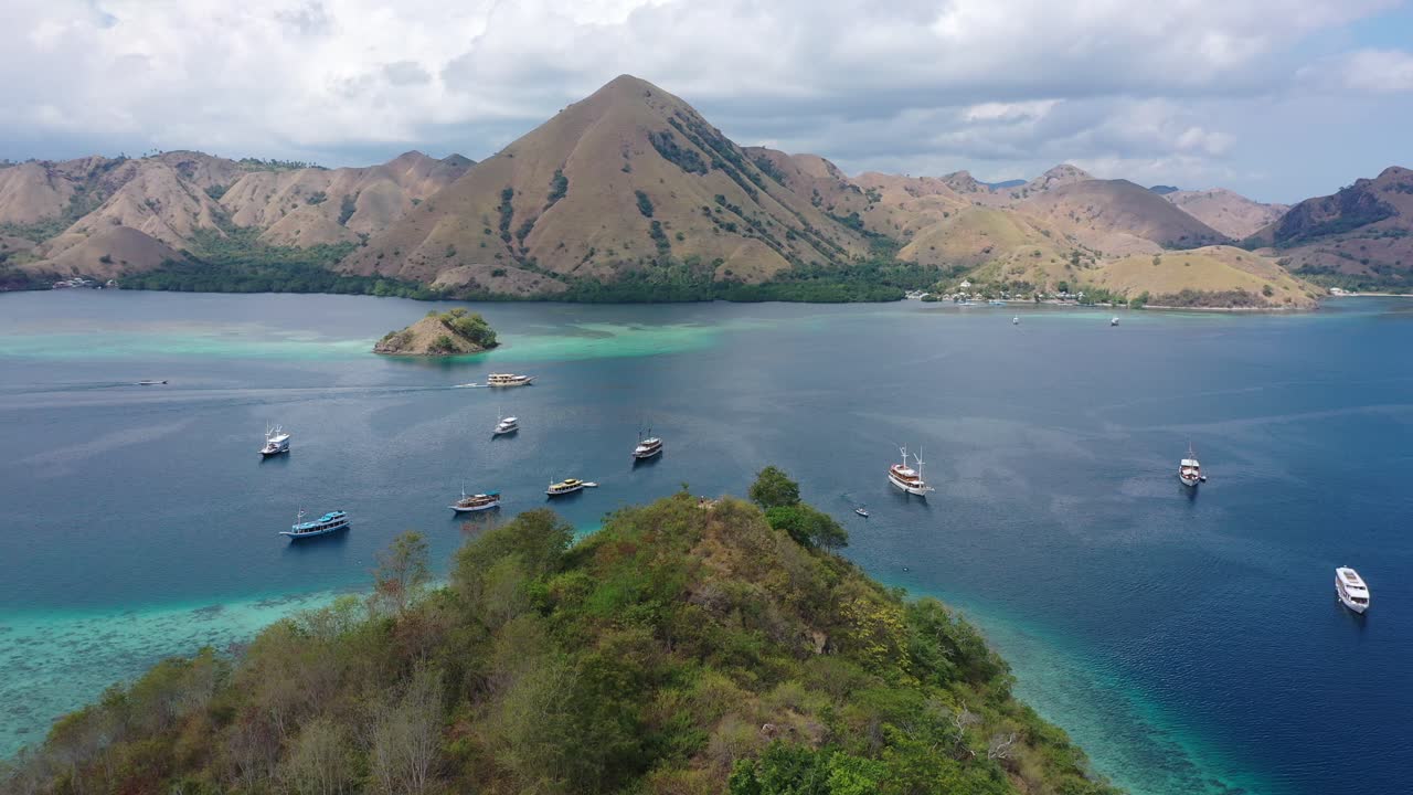 vista aérea de la isla de kelor, parque nacional de komodo, indonesia