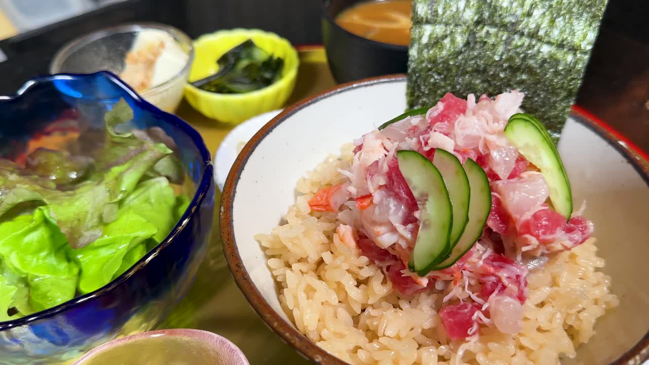 Ảnh cận cảnh một bát cơm hải sản kiểu Nhật với salad và lòng đỏ trứng gà sống