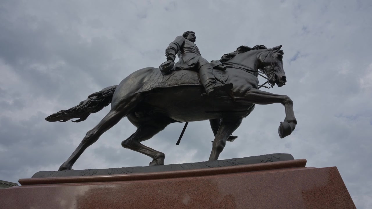 Vista cinematografica di una statua equestre presso il Campidoglio dello Stato della Pennsylvania a Harrisburg, che mette in risalto l'architettura governativa storica, l'arte pubblica e il patrimonio civico.