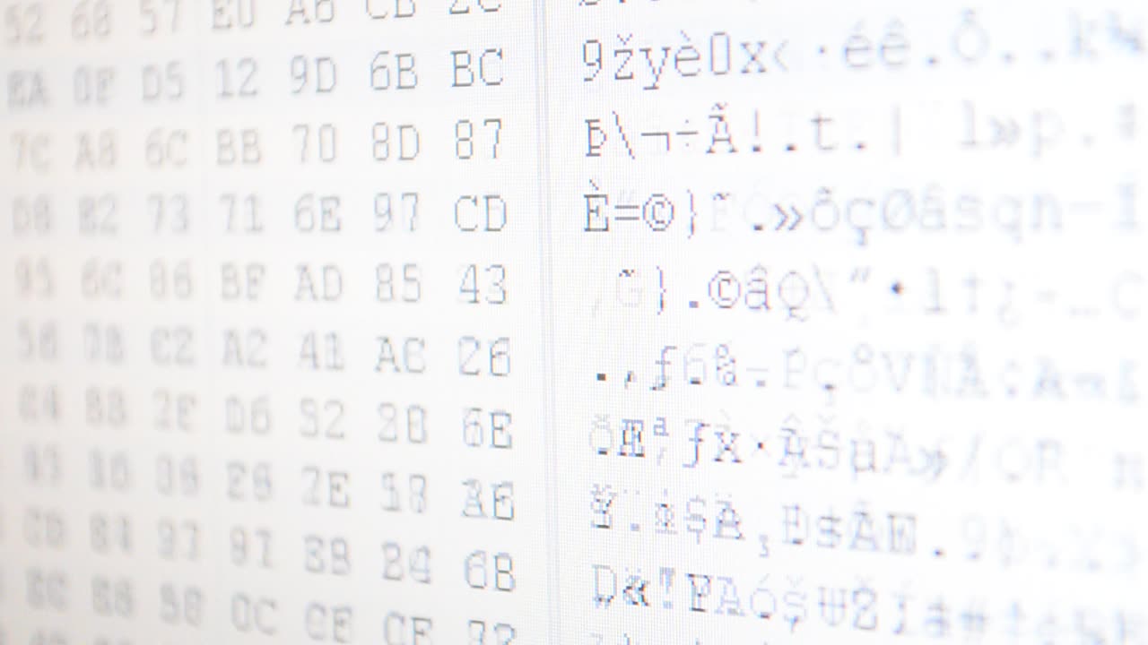 Aufnahme eines Binärcodes. Ziffern und Buchstaben. Hexadezimaler Programmcode auf dem Bildschirm. Animierter Hintergrund aus sich bewegenden Binärcode-Zahlen.