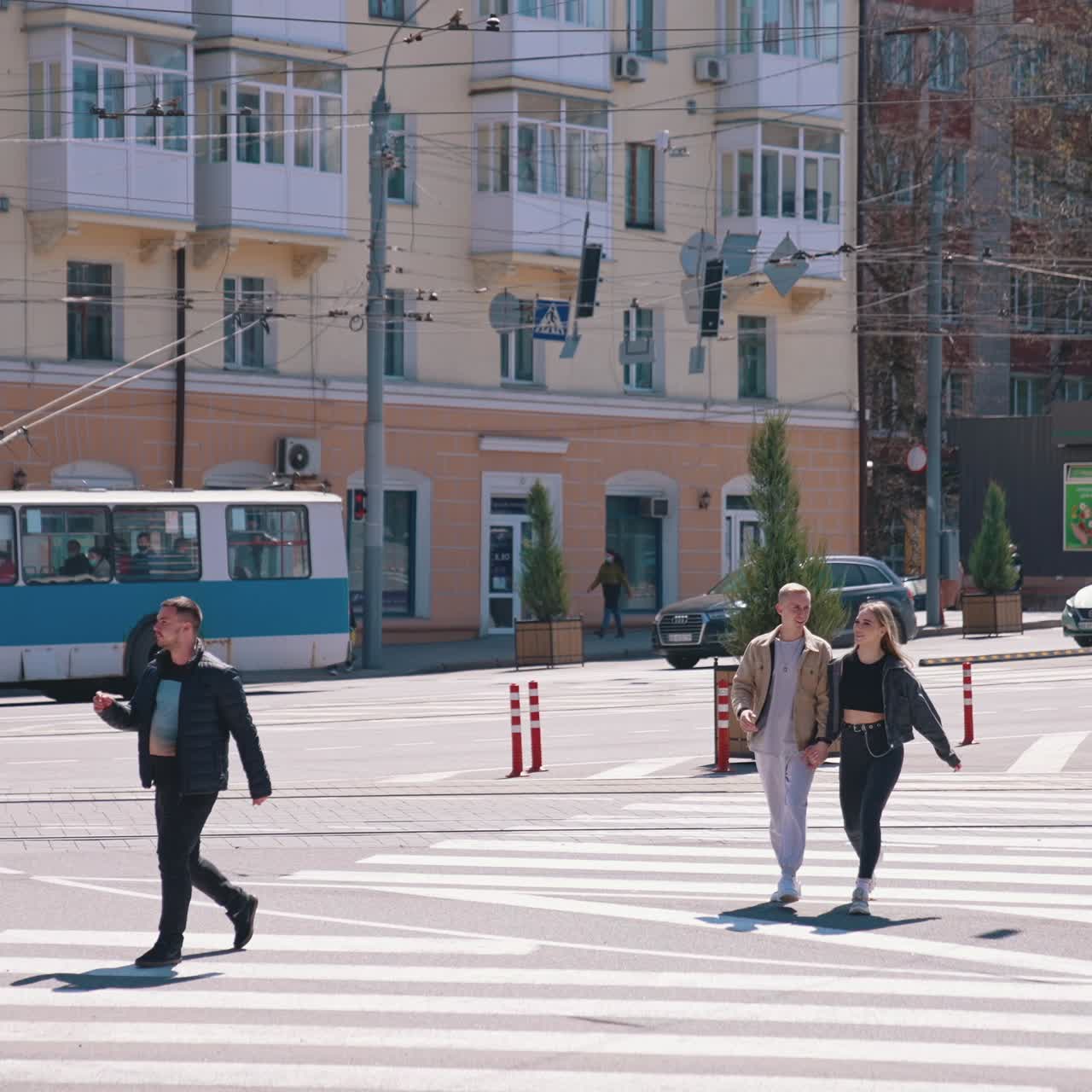 거리를 가로지르는 사람들