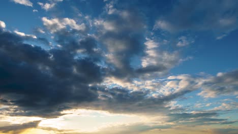 dramático atardecer cielo lapso de tiempo, luz solar brillante y silueta oscura de nubes como fondo, clima extremo
