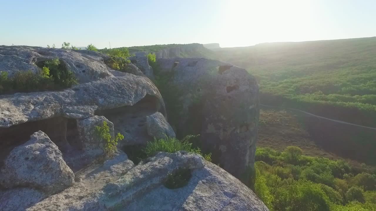 vista aérea del paisaje montañoso rocoso con valle forestal