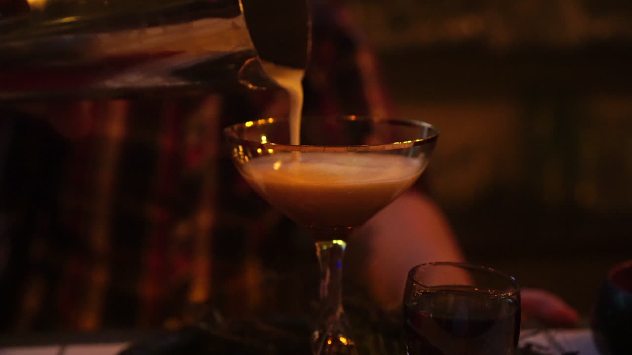 hombre en camisa haciendo coctel