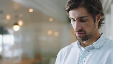 joven empresario atractivo que usa un teléfono inteligente en la oficina enviando mensajes de texto enviando correos electrónicos planeando reuniones conectándose en línea navegando mensajes en la tecnología de teléfono móvil 4k