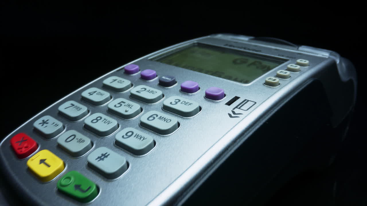 mujer pagando la factura con un teléfono inteligente. brazo femenino usando pago nfc sin contacto