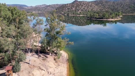 Encinarejo-Reservoir,-Malerische-Spanische-Landschaft,-Sierra-De-Andujar,-Luftaufnahme