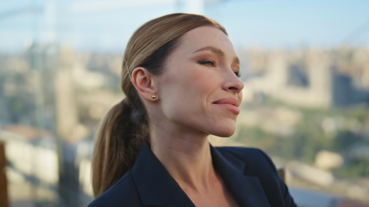 las manos de la mujer cerrando la tapa de la computadora de cerca. sonriente gerente feliz terminar el proyecto
