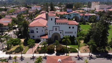 Palacio-De-Justicia-Del-Condado-De-Santa-Bárbara-En-California---Toma-Aérea-Deslizante